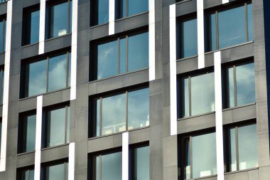 Modern ofis binası cephe parçası. Cam duvar soyut tekstürlü dış.