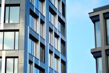 Modern ofis binası cephe parçası. Cam duvar soyut tekstürlü dış.