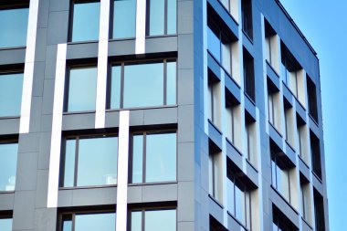 Modern ofis binası cephe parçası. Cam duvar soyut tekstürlü dış.