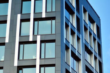 Modern ofis binası cephe parçası. Cam duvar soyut tekstürlü dış.