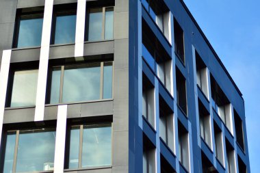 Modern ofis binası cephe parçası. Cam duvar soyut tekstürlü dış.