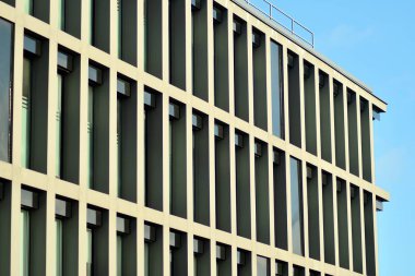 Modern ofis binası cephe parçası. Cam duvar soyut tekstürlü dış.