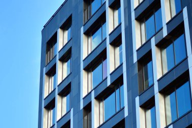 Modern ofis binası cephe parçası. Cam duvar soyut tekstürlü dış.