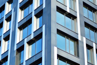 Modern ofis binası cephe parçası. Cam duvar soyut tekstürlü dış.