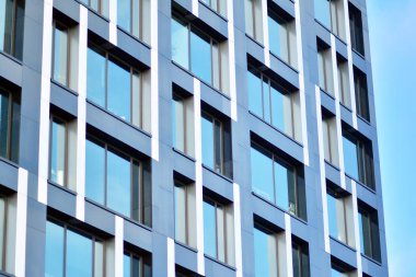 Modern ofis binası cephe parçası. Cam duvar soyut tekstürlü dış.