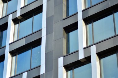 Modern ofis binası cephe parçası. Cam duvar soyut tekstürlü dış.