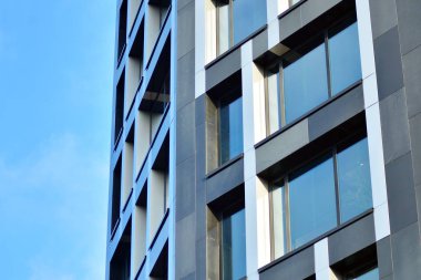 Modern ofis binası cephe parçası. Cam duvar soyut tekstürlü dış.