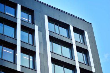 Modern ofis binası cephe parçası. Cam duvar soyut tekstürlü dış.