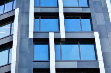 Modern ofis binası cephe parçası. Cam duvar soyut tekstürlü dış.