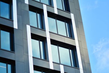 Modern ofis binası cephe parçası. Cam duvar soyut tekstürlü dış.