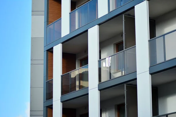 Immeubles Modernes Par Une Journée Ensoleillée Avec Ciel Bleu Façade — Photo