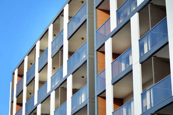 Mavi gökyüzü olan güneşli bir günde modern apartman binaları. Modern bir apartmanın cephesi