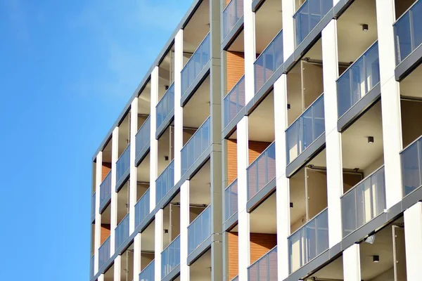Moderní Činžovní Domy Slunečného Dne Modrou Oblohou Fasáda Moderního Bytového — Stock fotografie