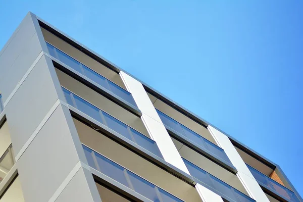 Moderne Mehrfamilienhäuser Einem Sonnigen Tag Mit Blauem Himmel Fassade Eines — Stockfoto