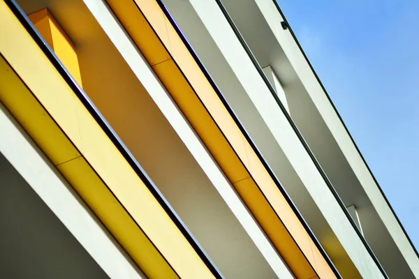 青い空の晴れた日に現代的なアパートの建物 近代的なアパートのファサード — ストック写真