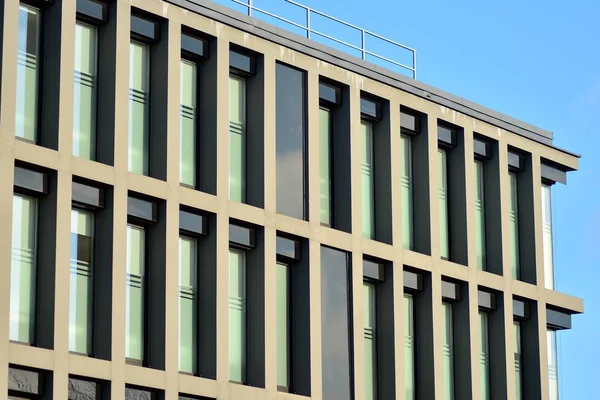 Modern ofis binası cephe parçası. Cam duvar soyut tekstürlü dış.