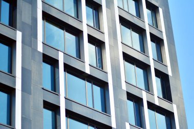 Modern ofis binası cephe parçası. Cam duvar soyut tekstürlü dış.