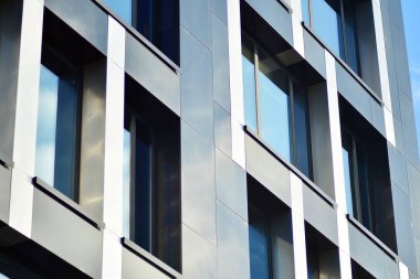 Modern ofis binası cephe parçası. Cam duvar soyut tekstürlü dış.