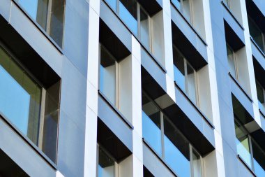 Modern ofis binası cephe parçası. Cam duvar soyut tekstürlü dış.