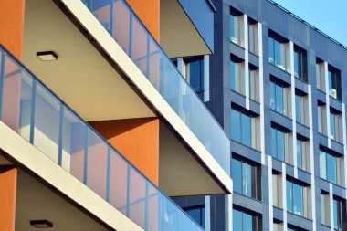 Mavi gökyüzü olan güneşli bir günde modern apartman binaları. Modern bir apartmanın cephesi