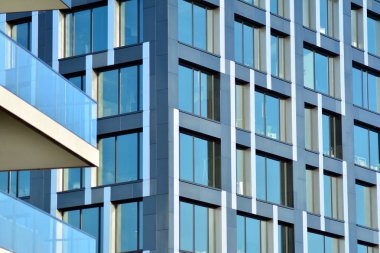 Modern ofis binası cephe parçası. Cam duvar soyut tekstürlü dış.