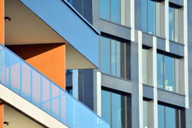 Mavi gökyüzü olan güneşli bir günde modern apartman binaları. Modern bir apartmanın cephesi