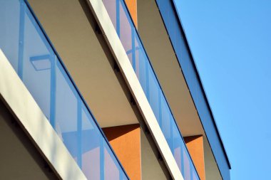 Mavi gökyüzü olan güneşli bir günde modern apartman binaları. Modern bir apartmanın cephesi