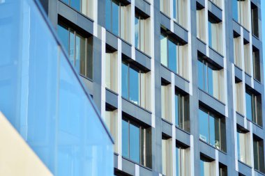 Modern ofis binası cephe parçası. Cam duvar soyut tekstürlü dış.