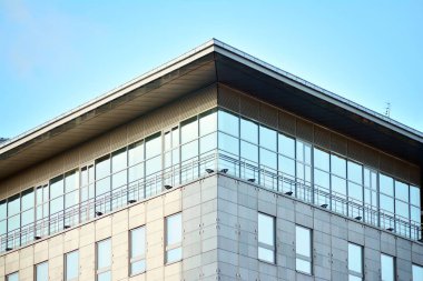 Modern ofis binası cephe parçası. Cam duvar soyut tekstürlü dış.