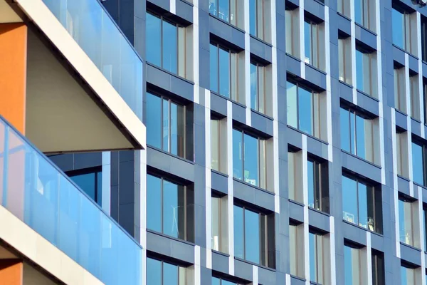 Modern ofis binası cephe parçası. Cam duvar soyut tekstürlü dış.