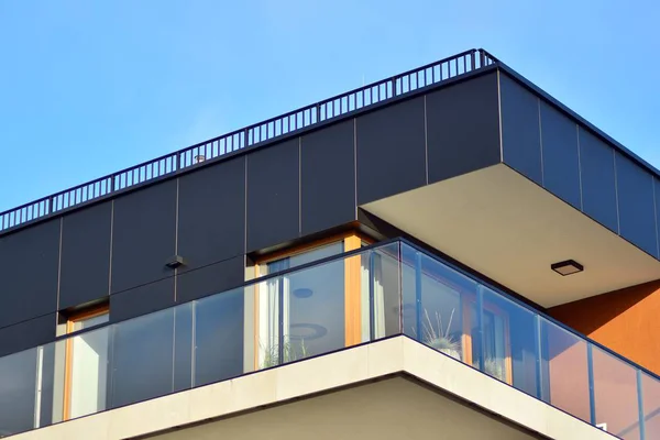 Moderne Mehrfamilienhäuser Einem Sonnigen Tag Mit Blauem Himmel Fassade Eines — Stockfoto