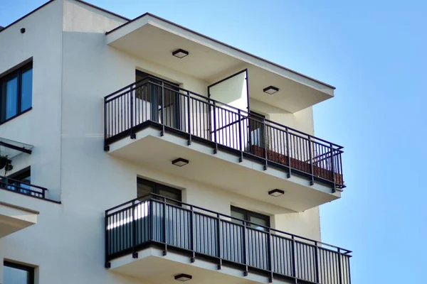 Immeubles Modernes Par Une Journée Ensoleillée Avec Ciel Bleu Façade — Photo