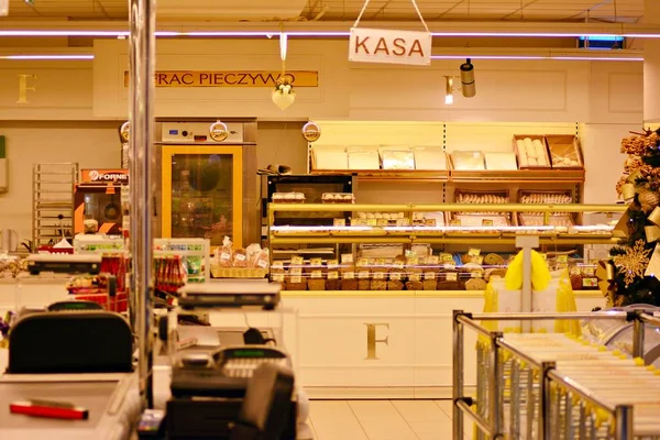 2018年12月14日 超市弗拉克现代化的面包店内饰 玻璃展示柜充满美味的面包和糕点 — 图库照片