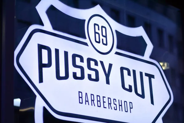 Warschau Polen Dezember 2018 Zeichen Pussy Cut Firmenschild Durchgeschnitten — Stockfoto