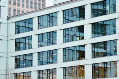 Modern ofis binası cephe parçası. Cam duvar soyut tekstürlü dış.