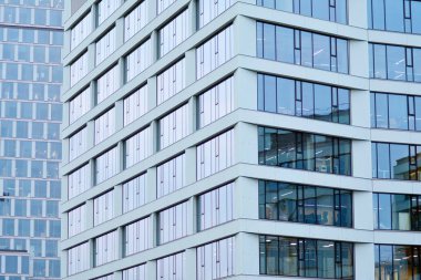 Modern ofis binası cephe parçası. Cam duvar soyut tekstürlü dış.