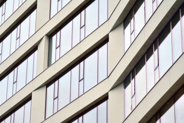 Modern ofis binası cephe parçası. Cam duvar soyut tekstürlü dış.