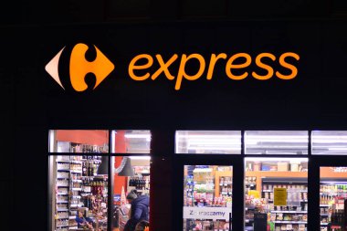 Varşova, Polonya. 18 Aralık 2018. İşareti Carrefour Express. Şirket tabela Carrefour Express.