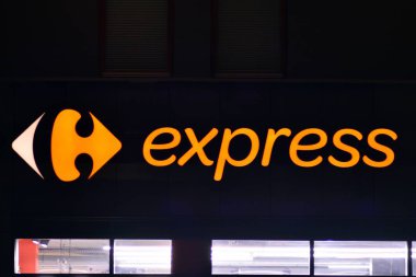 Varşova, Polonya. 18 Aralık 2018. İşareti Carrefour Express. Şirket tabela Carrefour Express.