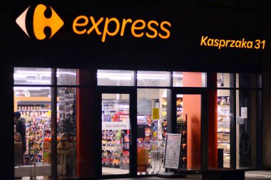 Varşova, Polonya. 18 Aralık 2018. İşareti Carrefour Express. Şirket tabela Carrefour Express.