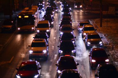Varşova, Polonya. 18 Aralık 2018. Gece trafik jam Kasprzaka Caddesi üzerinde.