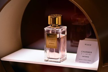 Varşova, Polonya. 23 Aralık 2018. Raflarda parfüm Kazar.