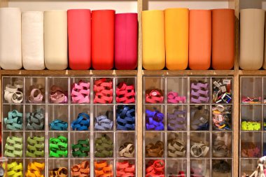 Szczecin, Polonya. 23 Aralık 2018. Q çanta mağazası iç.