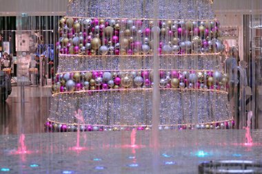 Szczecin, Polonya. 23 Aralık 2018. Noel süsler ve ışıklar ile dekore edilmiş olan alışveriş merkezi Galaxy