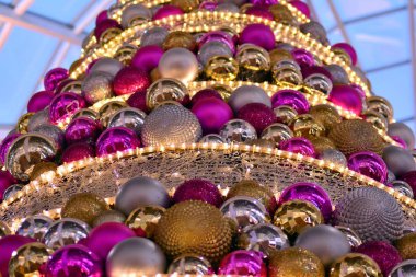 Parlak Noel dekorasyon alışveriş merkezinde. Noel ve yılbaşı dekorasyonu topları ve Noel ağacı bir alışveriş merkezi ile.