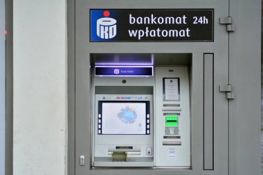 Varşova, Polonya. 23 Aralık 2018. Sokak ATM teller ile geçerli işlemi. 
