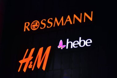 Szczecin, Polonya. 23 Aralık 2018. Elektronik imza. Neon Galaxy Alışveriş Merkezi üzerinde gece imzalar.