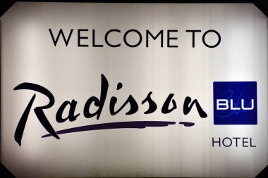 Szczecin, Polonya. 23 Aralık 2018. Radisson Blu imzala. Şirket tabela Radisson Blu.