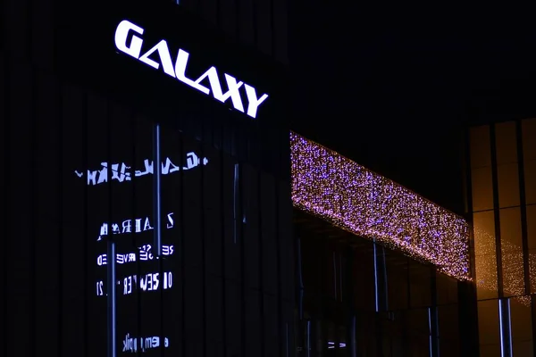 Szczecin Polen December 2018 Elektronisk Skylt Neonskyltar Galaxy Mall Natt — Stockfoto
