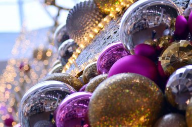 Parlak Noel dekorasyon alışveriş merkezinde. Noel ve yılbaşı dekorasyonu topları ve Noel ağacı bir alışveriş merkezi ile.